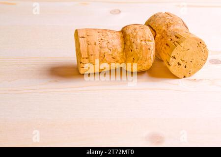 dettaglio di due sugheri su legno vecchio Foto Stock