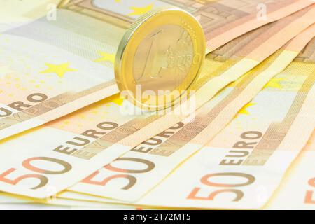 dettaglio delle monete in euro sulle banconote da 50 euro Foto Stock