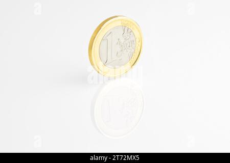 una moneta in euro riflessa su sfondo bianco Foto Stock