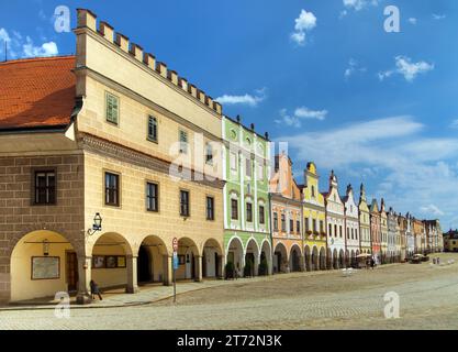 Telc, nella piazza della città di Telč con case colorate rinascimentali e barocche, città dell'UNESCO in ceco Foto Stock