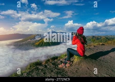 I turisti scattano foto al vulcano del Monte Bromo (Gunung Bromo) nel Parco Nazionale di Bromo Tengger Semeru, Giava Orientale, Indonesia. Foto Stock