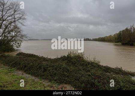 Houthulst, Belgio. 13 novembre 2023. L'immagine mostra il sito delle inondazioni a Houthulst, dopo giorni di forti piogge nella provincia delle Fiandre occidentali, lunedì 13 novembre 2023. BELGA PHOTO JAMES ARTHUR GEKIERE Credit: Belga News Agency/Alamy Live News Foto Stock