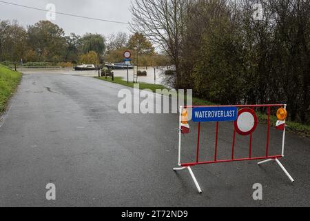 Houthulst, Belgio. 13 novembre 2023. L'immagine mostra il sito delle inondazioni a Houthulst, dopo giorni di forti piogge nella provincia delle Fiandre occidentali, lunedì 13 novembre 2023. BELGA PHOTO JAMES ARTHUR GEKIERE Credit: Belga News Agency/Alamy Live News Foto Stock
