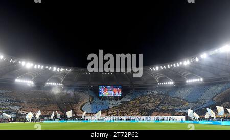 I tifosi laziali mostrano una coreografia durante la partita di serie A tra SS Lazio e AS Roma allo stadio Olimpico di Roma, 12 novembre 2023. Foto Stock