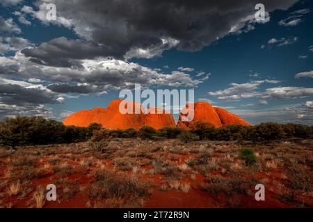 Famose cupole di Kata Tjuṯa nel deserto rosso dell'Australia centrale. Foto Stock