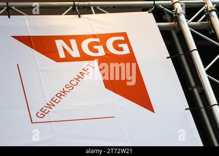 Brema, Germania. 13 novembre 2023. Uno striscione con il logo del sindacato NGG per alimenti, bevande e ristorazione è appeso di fronte al Centro Congressi alla conferenza sindacale NGG. Gli argomenti della riunione, che si svolge ogni cinque anni, includono l'aumento dei prezzi e degli affitti, la carenza di lavoratori qualificati e la perdita di imprese nel settore della ristorazione. Crediti: Focke Strangmann/dpa/Alamy Live News Foto Stock