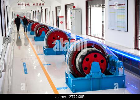 (231113) -- NANCHINO, 13 novembre 2023 (Xinhua) -- questa foto scattata il 9 novembre 2023 mostra la sala di controllo della porta Sanhe del lago Hongze a Huai'an, nella provincia del Jiangsu della Cina orientale. Il sistema di irrigazione del lago Hongze nella provincia orientale di Jiangsu è un'area di irrigazione per lo stoccaggio dell'acqua. Fin dalla dinastia Han orientale (25-220), gli antichi popoli hanno deviato l'acqua per l'irrigazione e l'agricoltura. Il sistema di irrigazione, che nel 2023 è stato designato Patrimonio Mondiale dell'Umanità come strutture di irrigazione (WHIS), oggi continua ad irrigare terreni agricoli. (Xinhua/Ji Chunpeng) Foto Stock