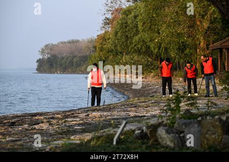 (231113) -- NANCHINO, 13 novembre 2023 (Xinhua) -- i membri del personale pattugliano il lembo del lago Hongze a Huai'an, provincia del Jiangsu della Cina orientale, 8 novembre 2023. Il sistema di irrigazione del lago Hongze nella provincia orientale di Jiangsu è un'area di irrigazione per lo stoccaggio dell'acqua. Fin dalla dinastia Han orientale (25-220), gli antichi popoli hanno deviato l'acqua per l'irrigazione e l'agricoltura. Il sistema di irrigazione, che nel 2023 è stato designato Patrimonio Mondiale dell'Umanità come strutture di irrigazione (WHIS), oggi continua ad irrigare terreni agricoli. (Xinhua/Ji Chunpeng) Foto Stock