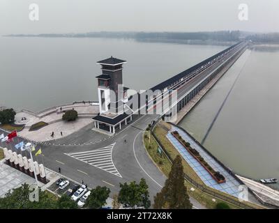 (231113) -- NANCHINO, 13 novembre 2023 (Xinhua) -- questa foto aerea scattata il 9 novembre 2023 mostra la porta Sanhe del lago Hongze a Huai'an, nella provincia del Jiangsu della Cina orientale. Il sistema di irrigazione del lago Hongze nella provincia orientale di Jiangsu è un'area di irrigazione per lo stoccaggio dell'acqua. Fin dalla dinastia Han orientale (25-220), gli antichi popoli hanno deviato l'acqua per l'irrigazione e l'agricoltura. Il sistema di irrigazione, che nel 2023 è stato designato Patrimonio Mondiale dell'Umanità come strutture di irrigazione (WHIS), oggi continua ad irrigare terreni agricoli. (Xinhua/Ji Chunpeng) Foto Stock