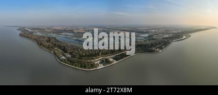 (231113) -- NANCHINO, 13 novembre 2023 (Xinhua) -- questa foto aerea scattata l'8 novembre 2023 mostra una vista dell'argine del lago Hongze a Huai'an, nella provincia del Jiangsu della Cina orientale. Il sistema di irrigazione del lago Hongze nella provincia orientale di Jiangsu è un'area di irrigazione per lo stoccaggio dell'acqua. Fin dalla dinastia Han orientale (25-220), gli antichi popoli hanno deviato l'acqua per l'irrigazione e l'agricoltura. Il sistema di irrigazione, che nel 2023 è stato designato Patrimonio Mondiale dell'Umanità come strutture di irrigazione (WHIS), oggi continua ad irrigare terreni agricoli. (Xinhua/Ji Chunpeng) Foto Stock