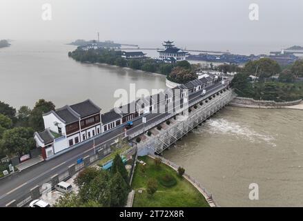 (231113) -- NANCHINO, 13 novembre 2023 (Xinhua) -- questa foto aerea scattata il 9 novembre 2023 mostra la porta Gaoliangjian del lago Hongze a Huai'an, nella provincia del Jiangsu della Cina orientale. Il sistema di irrigazione del lago Hongze nella provincia orientale di Jiangsu è un'area di irrigazione per lo stoccaggio dell'acqua. Fin dalla dinastia Han orientale (25-220), gli antichi popoli hanno deviato l'acqua per l'irrigazione e l'agricoltura. Il sistema di irrigazione, che nel 2023 è stato designato Patrimonio Mondiale dell'Umanità come strutture di irrigazione (WHIS), oggi continua ad irrigare terreni agricoli. (Xinhua/Ji Chunpeng) Foto Stock