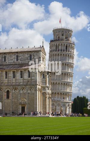 Torre pendente con fine duomo sul prato, cattedrale di Pisa, Toscana Foto Stock