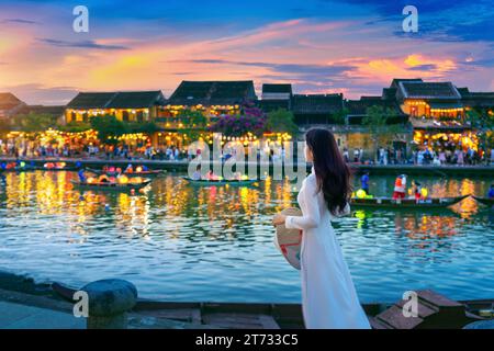Donna asiatica che indossa la cultura vietnamita tradizionale nell'antica città di Hoi An, città di Hoi An in Vietnam. Foto Stock