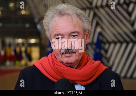 Bruxelles, Belgio. 13 novembre 2023. Jean Asselborn, ministro degli Esteri arriva per una riunione dei ministri degli Esteri dell'UE presso l'edificio del Consiglio europeo a Bruxelles, in Belgio, il 13 novembre 2023 Credit: ALEXANDROS MICHAILIDIS/Alamy Live News Foto Stock