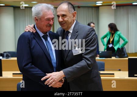 Bruxelles, Belgio. 13 novembre 2023. Jean Asselborn, ministro degli Esteri arriva per una riunione dei ministri degli Esteri dell'UE presso l'edificio del Consiglio europeo a Bruxelles, in Belgio, il 13 novembre 2023 Credit: ALEXANDROS MICHAILIDIS/Alamy Live News Foto Stock