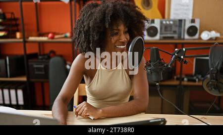 Giornalista radiofonica afroamericana che parla allo studio radio Foto Stock