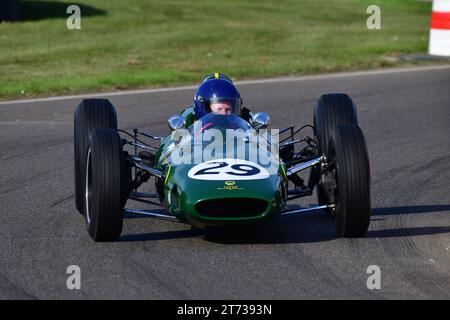 Nick Fennell, Lotus-Climax 25, 75 Years of Lotus, una sfilata di auto dalla prima versione Austin 7 alle iconiche auto JPS di Formula 1 con auto sportiva Foto Stock