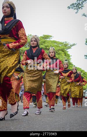 Aceh, Indonesia - novembre 2023: Sfilata culturale di Acehnese, con varie attrazioni e abbigliamento tradizionale regionale nella provincia di Aceh. Foto Stock