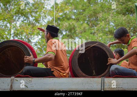 Aceh, Indonesia - novembre 2023: Sfilata culturale di Acehnese, con varie attrazioni e abbigliamento tradizionale regionale nella provincia di Aceh. Foto Stock