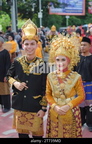 Aceh, Indonesia - novembre 2023: Sfilata culturale di Acehnese, con varie attrazioni e abbigliamento tradizionale regionale nella provincia di Aceh. Foto Stock