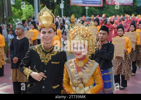 Aceh, Indonesia - novembre 2023: Sfilata culturale di Acehnese, con varie attrazioni e abbigliamento tradizionale regionale nella provincia di Aceh. Foto Stock