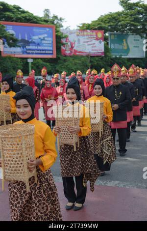 Aceh, Indonesia - novembre 2023: Sfilata culturale di Acehnese, con varie attrazioni e abbigliamento tradizionale regionale nella provincia di Aceh. Foto Stock