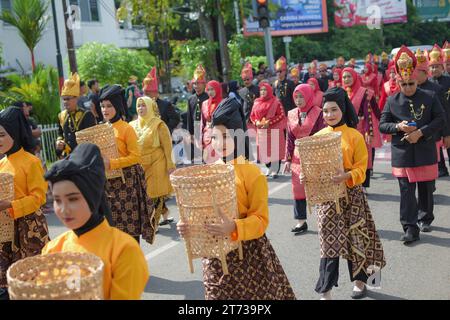 Aceh, Indonesia - novembre 2023: Sfilata culturale di Acehnese, con varie attrazioni e abbigliamento tradizionale regionale nella provincia di Aceh. Foto Stock