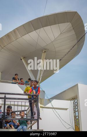 Aceh, Indonesia - novembre 2023: Sfilata culturale di Acehnese, con varie attrazioni e abbigliamento tradizionale regionale nella provincia di Aceh. Foto Stock