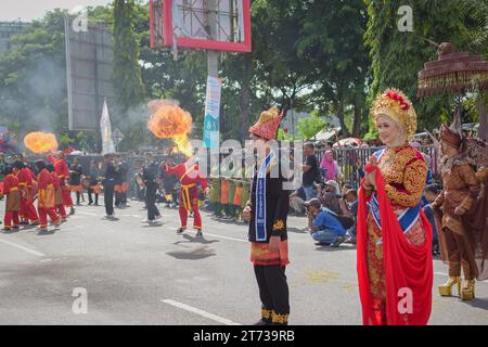 Aceh, Indonesia - novembre 2023: Sfilata culturale di Acehnese, con varie attrazioni e abbigliamento tradizionale regionale nella provincia di Aceh. Foto Stock