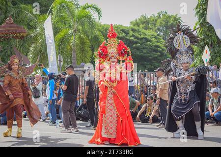 Aceh, Indonesia - novembre 2023: Sfilata culturale di Acehnese, con varie attrazioni e abbigliamento tradizionale regionale nella provincia di Aceh. Foto Stock