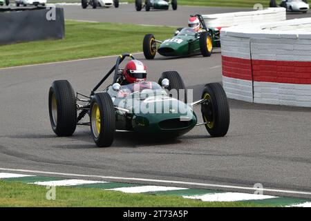 Malcolm Thorne, Lotus-BRM 24, 75 Years of Lotus, una sfilata di auto dalla prima versione Austin 7 alle iconiche auto JPS di Formula 1 con auto sportive Foto Stock