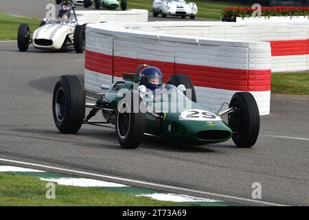 Nick Fennell, Lotus Climax 25, 75 Years of Lotus, una sfilata di auto dalla prima versione Austin 7 alle iconiche auto JPS di Formula 1 con auto sportiva Foto Stock