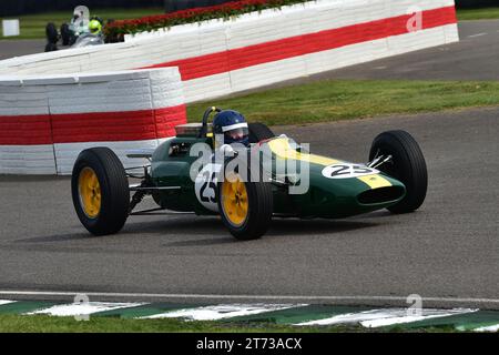 Andy Middlehurst, Lotus 25-Climax R4, 75 anni di Lotus, una sfilata di auto dalla prima versione Austin 7 alle iconiche auto JPS di Formula 1 con spo Foto Stock