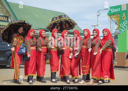 Aceh, Indonesia - novembre 2023: Sfilata culturale di Acehnese, con varie attrazioni e abbigliamento tradizionale regionale nella provincia di Aceh. Foto Stock