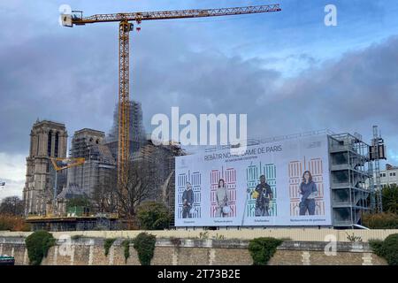 Südfassade und Baukrane beim Besuch der Kathedrale Notre-Dame de Paris, in der am 15. Aprile 2019 ein Großbrand significa guerra. Viele Teile des Dachstuhls verbrannten sowie der weltberühmte Vieringsturm aus Holz fiel dem Feuer zum Opfer. Die Wiedereröffnung des Spitzturms ist für Ende 2024 geplant. Eine Fertigstelllung insgesamt wird noch viele Jahre dauern, meinen Experten. Parigi, 13.11.2023 *** facciata sud e gru da costruzione durante una visita alla Cattedrale di Notre Dame de Paris, dove il 15 aprile 2019 scoppiò un grande incendio molte parti della capriata del tetto furono bruciate e il legno di fama mondiale Foto Stock