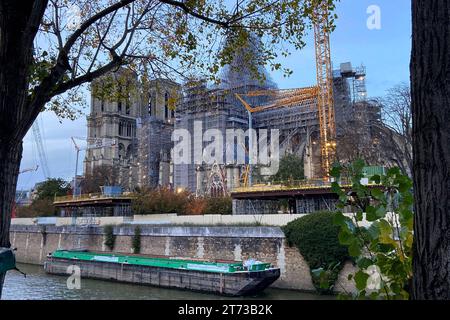 Südfassade und Baukrane beim Besuch der Kathedrale Notre-Dame de Paris, in der am 15. Aprile 2019 ein Großbrand significa guerra. Viele Teile des Dachstuhls verbrannten sowie der weltberühmte Vieringsturm aus Holz fiel dem Feuer zum Opfer. Die Wiedereröffnung des Spitzturms ist für Ende 2024 geplant. Eine Fertigstelllung insgesamt wird noch viele Jahre dauern, meinen Experten. Parigi, 13.11.2023 *** facciata sud e gru da costruzione durante una visita alla Cattedrale di Notre Dame de Paris, dove il 15 aprile 2019 scoppiò un grande incendio molte parti della capriata del tetto furono bruciate e il legno di fama mondiale Foto Stock