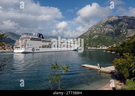 Una nave da crociera che entra nella baia di Cattaro, Montenegro Foto Stock