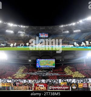 I tifosi della Lazio e della Roma mostrano coreografie durante la partita di serie A tra la SS Lazio e L'AS Roma allo stadio Olimpico di Roma, 12 novembre 2023. Foto Stock