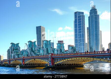 Londra, Inghilterra, Regno Unito. Lambeth Bridge e sviluppo commerciale e residenziale a Nine Elms / Vauxhall, visto dalla riva nord Foto Stock