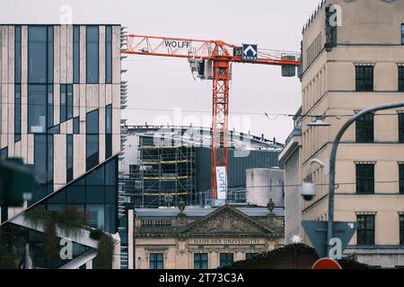 Düsseldorf 13.11.2023 Haus der Universität HHU Heinrich-Heine-Universität Schadowplatz Baukran Baustelle Bauboom Wohnungen Wohnungsnot Mieten Mietpreis sozialer Wohnungsbau Immobilien Turmkran Laufkatze Wohnraummangel Wohnungsmangel Neubau Wohnung Baugerüst Mehrfamilienhaus Mietshaus Mietspiegel Mietpreisspiegel Immobilie Rohbau Baustau Wohnimmobilie Wohnungsimmobilien Mietpreise Altbau Leerstand Baumaterial Baustoffe Leiter Aussenleiter Bauleiter Ballungsgebiet bezahlbarer Wohnraum Wohnungssuche CO2-Preis CO2 Bundes-Klimaschutzgesetz Heizen Heizung Klimapaket Mieter Vermieter Mietpreis- Foto Stock