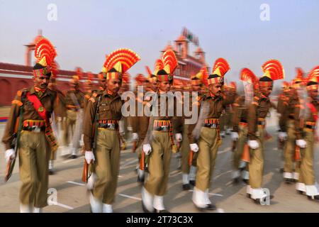 09 novembre 2023, Srinagar Kashmir, India: Nuove reclute della Indian Border Security Force (BSF) marciano mentre prendono parte a una parata di passaggio a Humhama, alla periferia di Srinagar. Un totale di 599 reclute sono state formalmente inserite nella BSF, una forza paramilitare indiana, dopo aver completato 44 settimane di addestramento in forma fisica, manipolazione di armi, operazioni di commando e controinsurrezione, ha detto un portavoce della BSF. Il 9 novembre 2023, Srinagar Kashmir, India. (Foto di Firdous Nazir/Eyepix Group/Sipa USA) Foto Stock