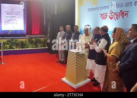 (231113) -- NARSINGDI, 13 novembre 2023 (Xinhua) -- il primo ministro del Bangladesh Sheikh Hasina (4th L) inaugura il progetto Ghorashal-Polash urea Fertilizer Project a Narsingdi, Bangladesh, 12 novembre 2023. Il primo ministro bengalese Sheikh Hasina ha inaugurato la più grande e prima fabbrica di fertilizzanti verdi del paese dell'Asia meridionale, mentre i lavori di costruzione del progetto Ghorashal-Polash urea Fertilizer Project sono stati completati. La costruzione del progetto è iniziata nel 2020 e la China National Chemical Engineering & Construction Corporation Seven Ltd. (CC7), in collaborazione con il suo partner giapponese Mitsubishi Hea Foto Stock