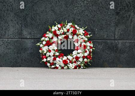 Manchester, Regno Unito. 13 novembre 2023. Una corona posata di fronte alla statua della Trinità il giorno del funerale di Sir Bobby Charlton passa davanti a Old Trafford, Manchester, Inghilterra lunedì 13 novembre 2023. (Foto di Phil Bryan/Alamy Live News) Foto Stock