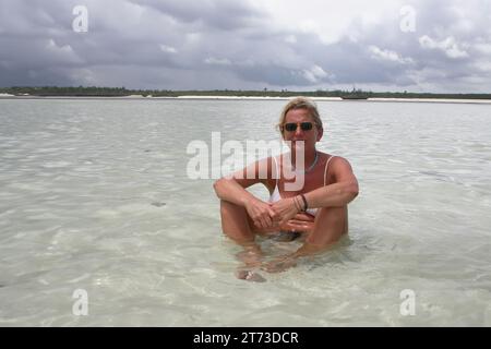 I turisti nuotano nell'Oceano Indiano Foto Stock