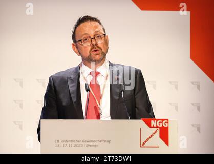 Brema, Germania. 13 novembre 2023. Guido Zeitler, Presidente della Food, Beverages and Catering Union NGG, parla alla conferenza sindacale NGG presso il Centro Congressi di Brema. Gli argomenti della riunione, che si svolge ogni cinque anni, includono l'aumento dei prezzi e degli affitti, la carenza di lavoratori qualificati e la perdita di imprese nel settore della ristorazione. Crediti: Focke Strangmann/dpa/Alamy Live News Foto Stock