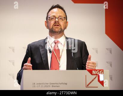 Brema, Germania. 13 novembre 2023. Guido Zeitler, Presidente della Food, Beverages and Catering Union NGG, parla alla conferenza sindacale NGG presso il Centro Congressi di Brema. Gli argomenti della riunione, che si svolge ogni cinque anni, includono l'aumento dei prezzi e degli affitti, la carenza di lavoratori qualificati e la perdita di imprese nel settore della ristorazione. Crediti: Focke Strangmann/dpa/Alamy Live News Foto Stock