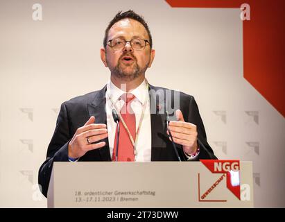 Brema, Germania. 13 novembre 2023. Guido Zeitler, Presidente della Food, Beverages and Catering Union NGG, parla alla conferenza sindacale NGG presso il Centro Congressi di Brema. Gli argomenti della riunione, che si svolge ogni cinque anni, includono l'aumento dei prezzi e degli affitti, la carenza di lavoratori qualificati e la perdita di imprese nel settore della ristorazione. Crediti: Focke Strangmann/dpa/Alamy Live News Foto Stock