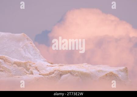 vuoto naturale ruvido beige granito podio in pietra su sfondo bianco con spazio vuoto.cosmetic bellezza moda prodotto presente posizionamento piedistallo promoti Foto Stock