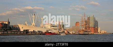 Elbphilharmonie Amburgo e barca a vela, Germania. 17 agosto 2018. Foto Stock