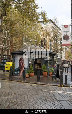 In una ex cabina di vendita dei biglietti del teatro riadattata, l'Audrey Green Cafe e caffetteria nel Portrait Pavilion in Charing Cross Road, Londra, Regno Unito Foto Stock